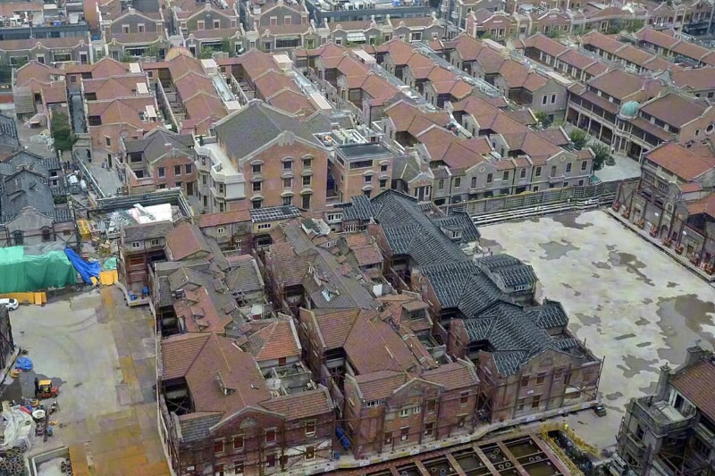 شاهکار شهرسازی چین؛ رباتها تکهای از شانگهای را با تمام ساختمانهایش جابهجا کردند