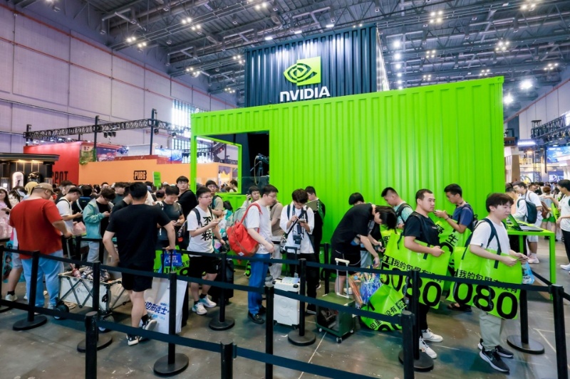 صفهای طولانی برای خرید یک قطعه کامپیوتری در چین