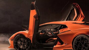 مشکل عجیب در لامبورگینی / از جا درآمدن درهای قیچی شکل! / عکس