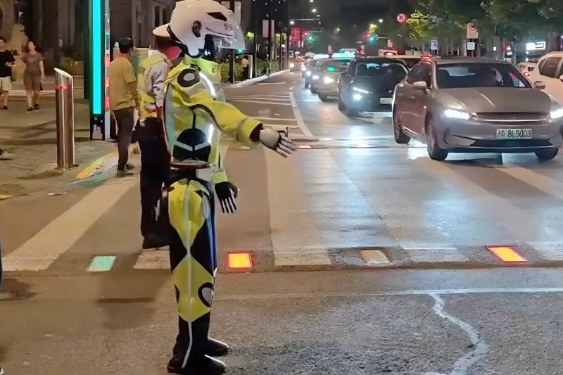 پلیس رباتیک چین وارد خیابان شد؛ هدایت ترافیک بهصورت خستگیناپذیر