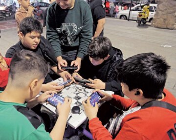 چرا گرایش نوجوانان به استفاده از موبایل در حال کاهش است؟