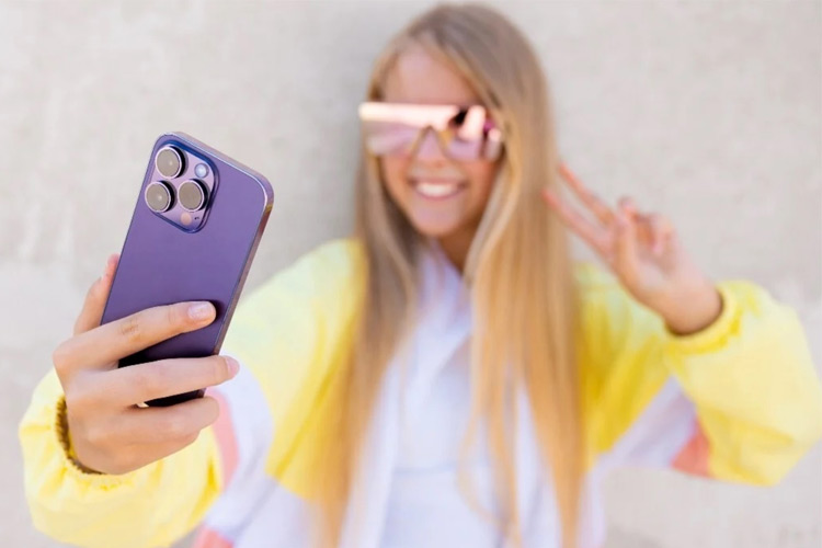 کاربرد سوراخ کنار دوربین آیفون چیست؟ راز میکروفون پنهان اپل