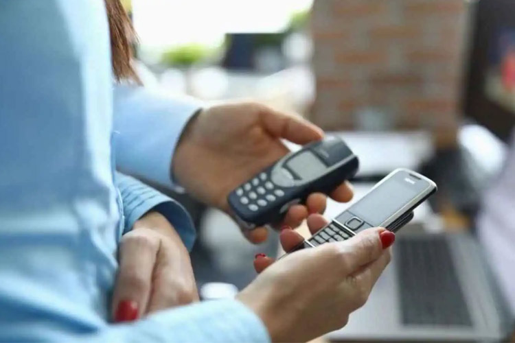 آیا گوشی‌های ساده می‌توانند اعتیاد به تلفن هوشمند را درمان کنند؟