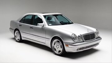 از تاریکی زیرزمین تا نور حراجی / مرسدس بنز ۲۶ ساله آماده فروش می‌شود /عکس