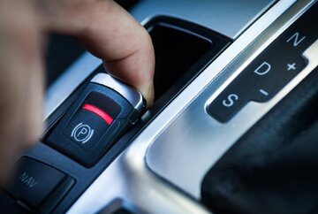 اگر ترمز پارک برقی را حین حرکت بکشیم، چه اتفاقی میافتد؟