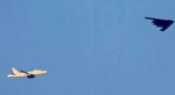 عکس | همراه مرموز و کمترشناخته شده بمب‌افکن «بی ۲»