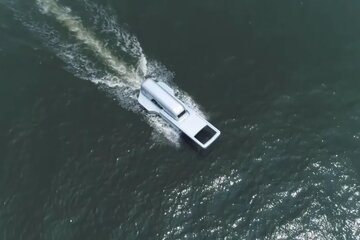 قایقی شبیه به زیپ ژاپنی دریا را می‌شکافد / عکس