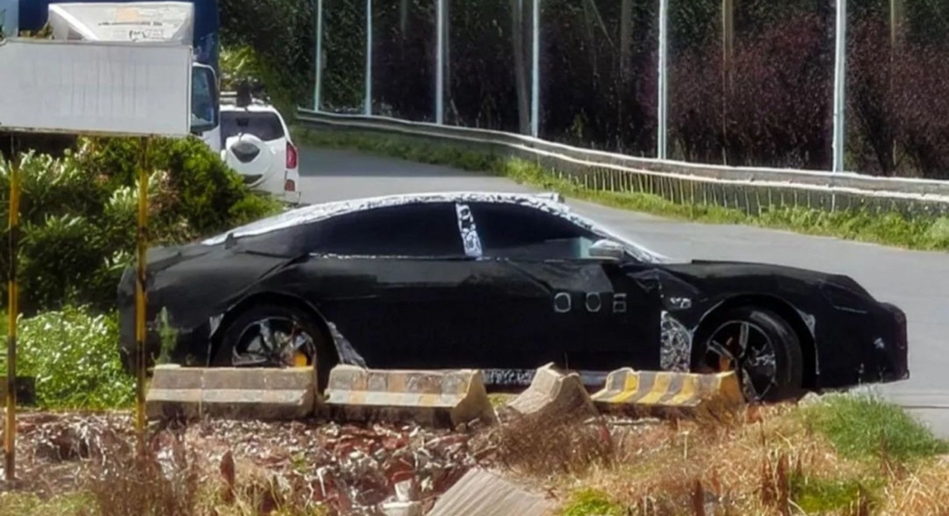 نمای جانبی خودرو شیائومی SU7 L با پوشش استتاری