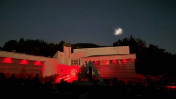 نور مارپیچی عجیب بر فراز آسمان؛ حقیقت از دل شایعات بیگانگان بیرون آمد