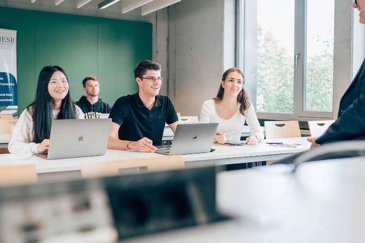 چرا حالا بهترین فرصت برای ثبت شرکت در عمان است؟