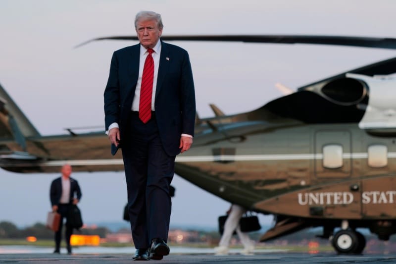 او روی هلیکوپتر ترامپ لیزر انداخت و حالا باید در دادگاه حاضر شود!