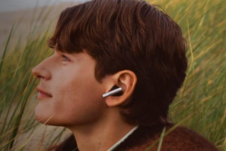 این هندزفری لوکس ۱۵۰۰ دلاری صدای کوبنده و حذف نویز پیشرفته دارد