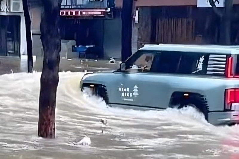 حتی سیل هم جلو این ماشین معروف چینی را نمیگیرد!