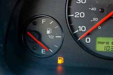 خودرو با چراغ روشن بنزین چند کیلومتر راه می‌رود؟