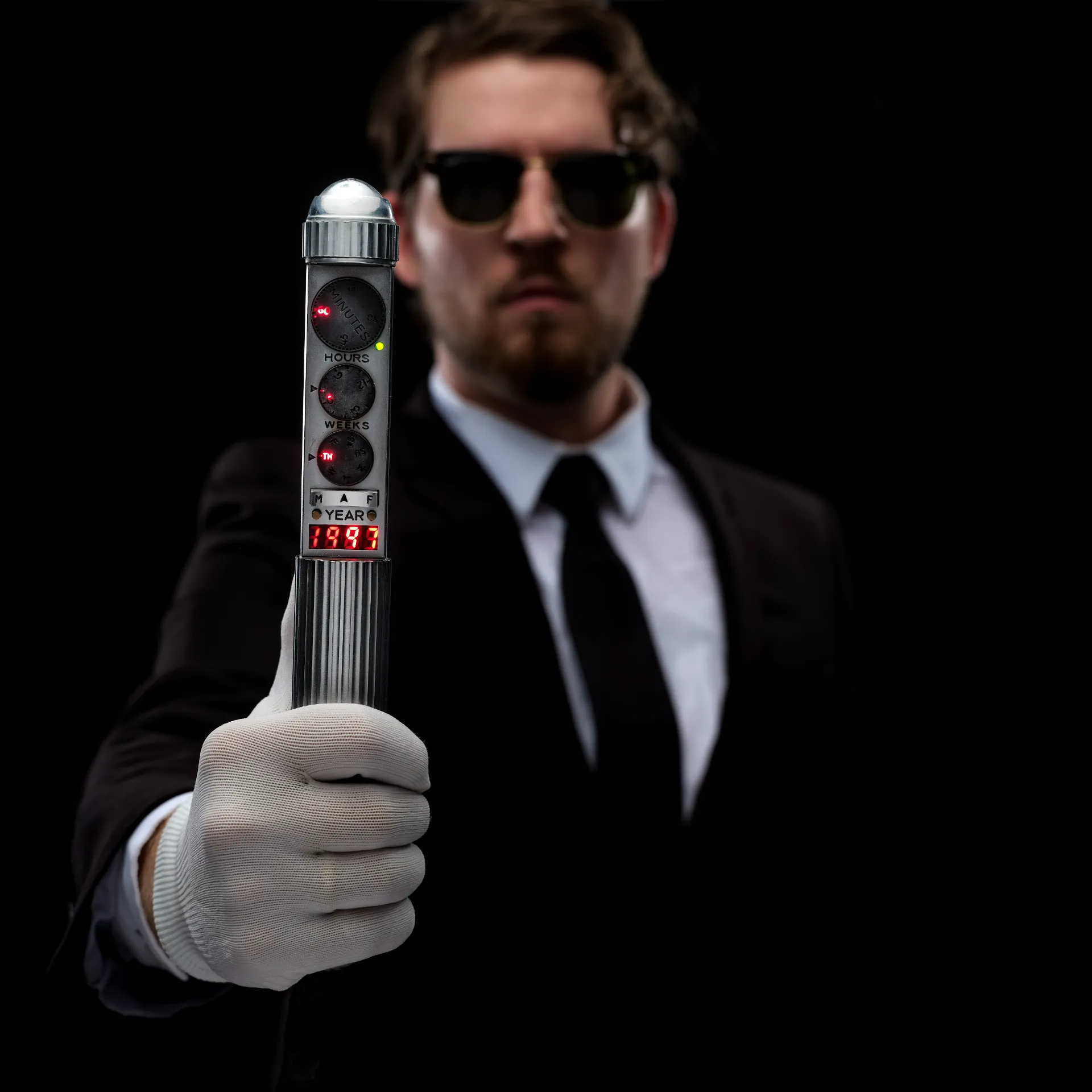 ابزار نورالایزر در دست یک مرد سیاه‌پوش