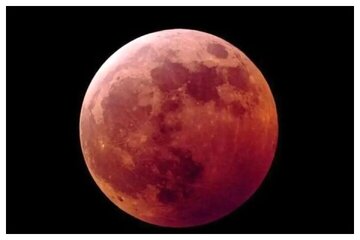 عکس | لحظه آغاز ماه‌گرفتگی در قم