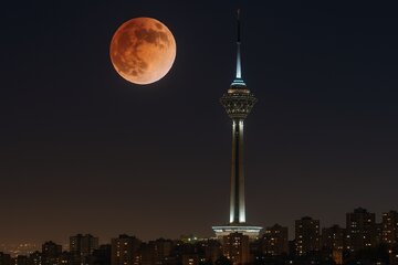 عکس | لحظه ماه‌گرفتگی کنار برج میلاد