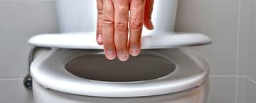 نشستن روی توالت فرنگی عمومی: کابوس بی‌دلیل یا خطر واقعی؟