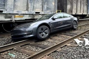 نقص خطرناک سیستم خودران تسلا، عدم تشخیص ریل و تقاطع راه‌آهن!