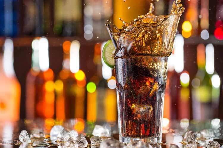 نوشابه؛ دشمن پنهان استخوان‌ها بعد از ۶۰ سالگی