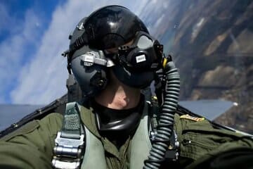 چرا خلبان جنگنده حین پرواز ماسکش را برنمی‌دارد؟