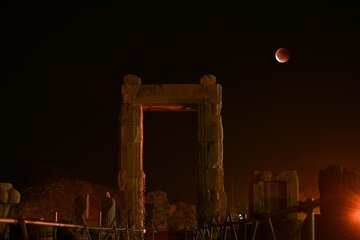گزارش تصویری| ماه خونین بر فراز تخت جمشید