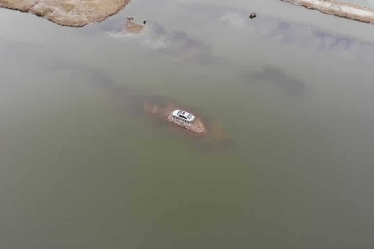 آن خودرو در وسط آب چه می‌کند؟ ماجرای عجیب‌ترین دریاچه دنیا