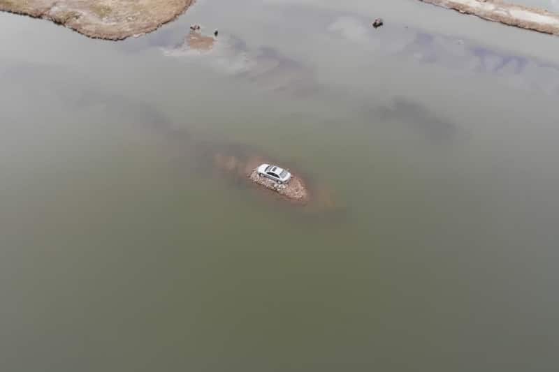 آن خودرو در وسط آب چه می‌کند؟ ماجرای عجیب‌ترین دریاچه دنیا