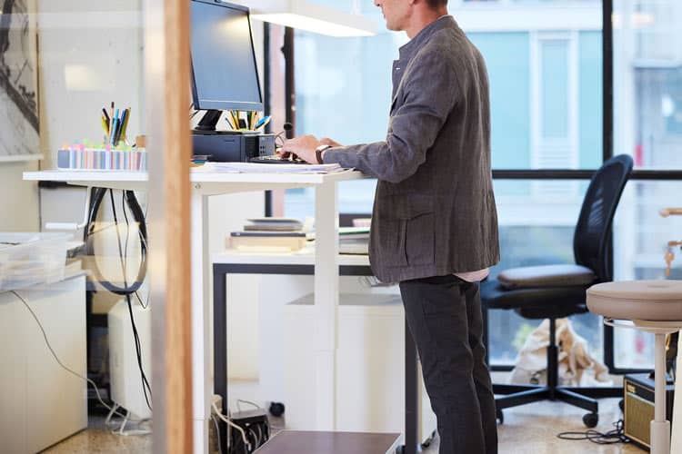 ایستادن طولانی پشت میزهای ایستاده برای سلامتی مضر است