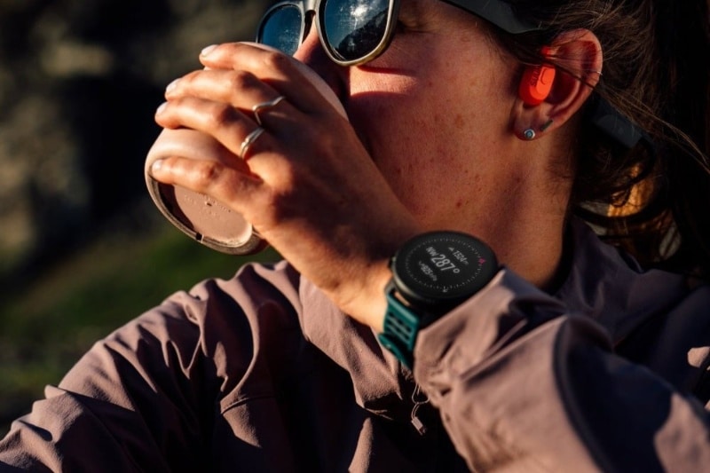 این ساعت هوشمند مکان‌یاب داخلی دارد و به فلاش LED مجهز است