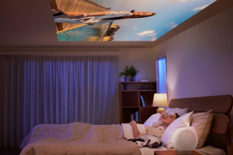 این پروژکتور عجیب، سقف اتاق را به تلویزیون ۱۲۰ اینچ تبدیل می‌کند!