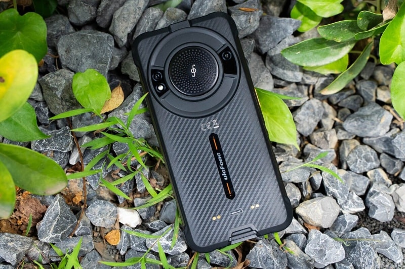 این گوشی خوش‌قیمت استاندارد مقاومتی جدیدی را تعریف می‌کند