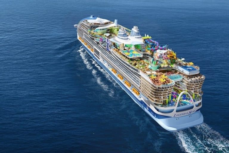 بزرگترین کشتی کروز جهان؛ «افسانه دریاها» وارد آب شد