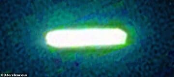 تصاویر مخابره شده از مریخ جنجال به پا کرد / سفینه فضایی بیگانه یا فقط یک دنباله‌دار؟