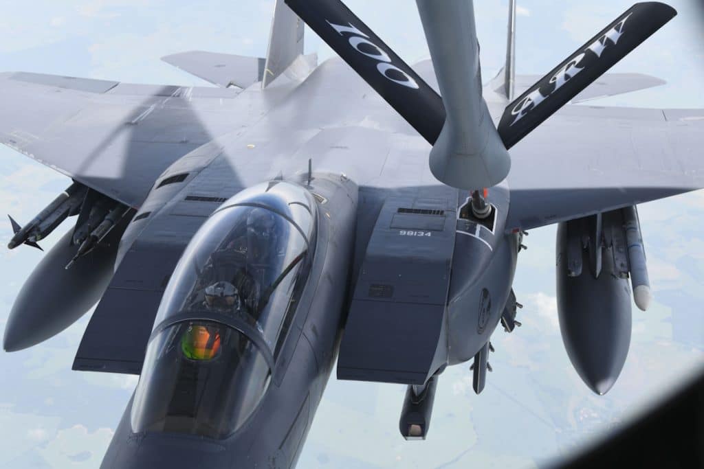 سوختگیری هوایی جنگنده اف-۱۵ ایگل