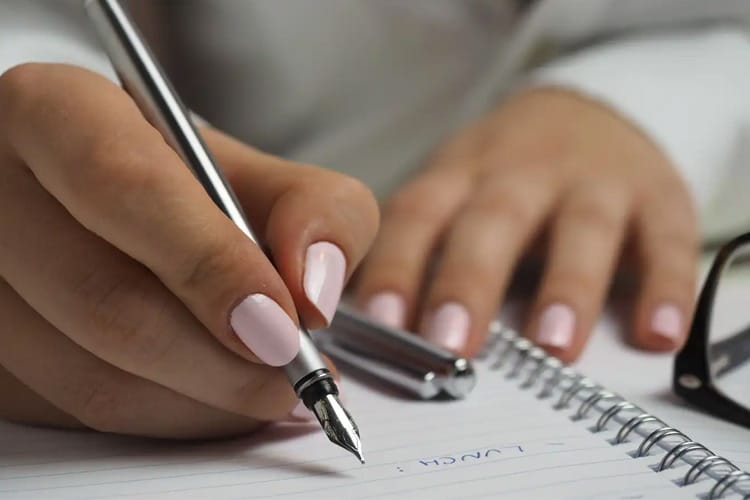 خداحافظی با دستخط؛ مهارتی ۵۵۰۰ ساله در آستانه فراموشی