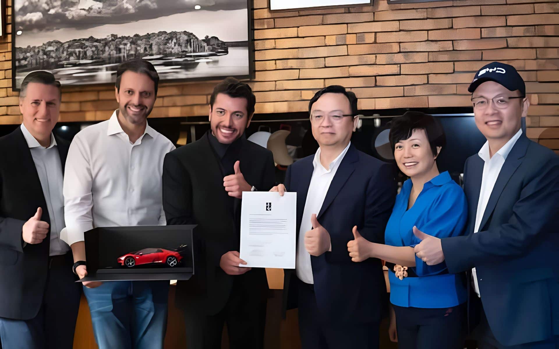 چند نفر در حال ثبت عکس دسته‌جمعی