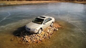 عکس | ماجرای عجیب‌ترین دریاچه دنیا / این خودرو در وسط آب چه می‌کند؟