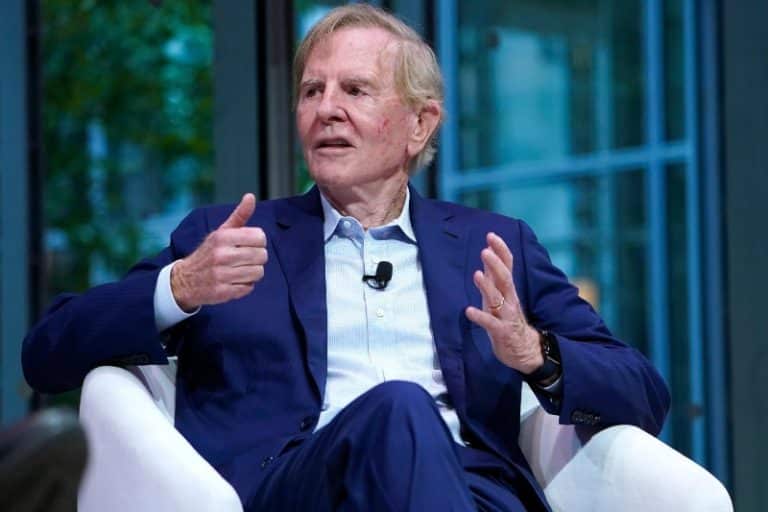 مدیرعامل اسبق اپل: اولین رقیب واقعی ما در دهههای اخیر ظهور کرده است