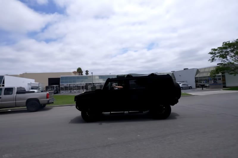 مشکی‌ترین هامر دنیا؛ ماشینی جنجالی که نور را جذب می‌کند! + ویدیو