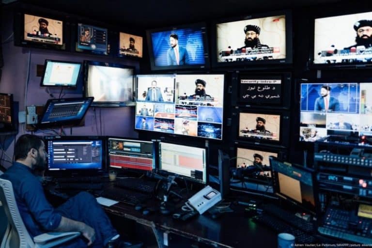 ممنوعیت استفاده از موبایل هوشمند برای اساتید و کارمندان زیر بست چهارم در افغانستان