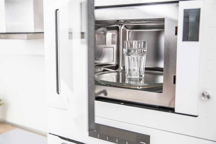 هشدار علمی: خطر پنهان جوشاندن آب در مایکروویو