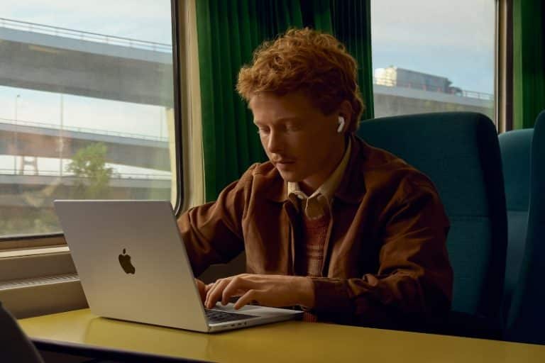 هندزفری جدید اپل یکی از بهترین اختراعات سال ۲۰۲۵ شد