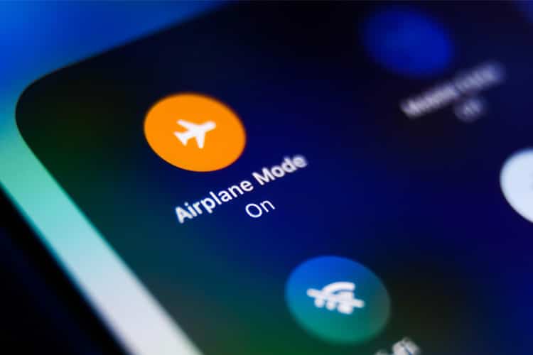 چرا باید حالت هواپیما را در گوشی فعال کنیم؟ مزایا و کاربردهای شگفت‌انگیز