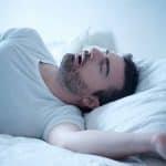 آپنه خواب و زوال عقل: چگونه وقفه تنفسی مویرگ های مغز را پاره می‌کند؟