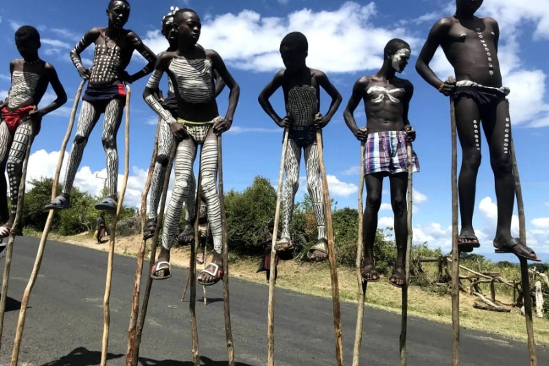 بحث تازه کاربران اینترنت: آیا راه رفتن با پایه‌های چوبی انرژی کمتری مصرف می‌کند؟