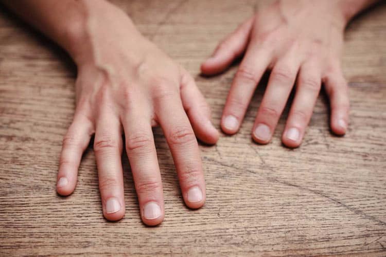 سیانوز دست؛ علت آبی شدن دست و انگشتان + راههای درمان