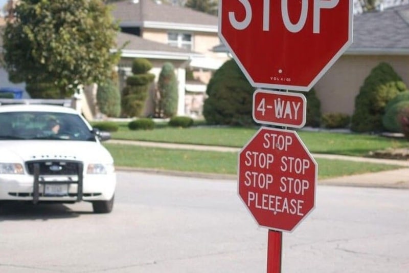 عجیب‌ترین تابلوهای راهنمایی و رانندگی؛ از خطر سقوط بمب تا حمله تمساح!