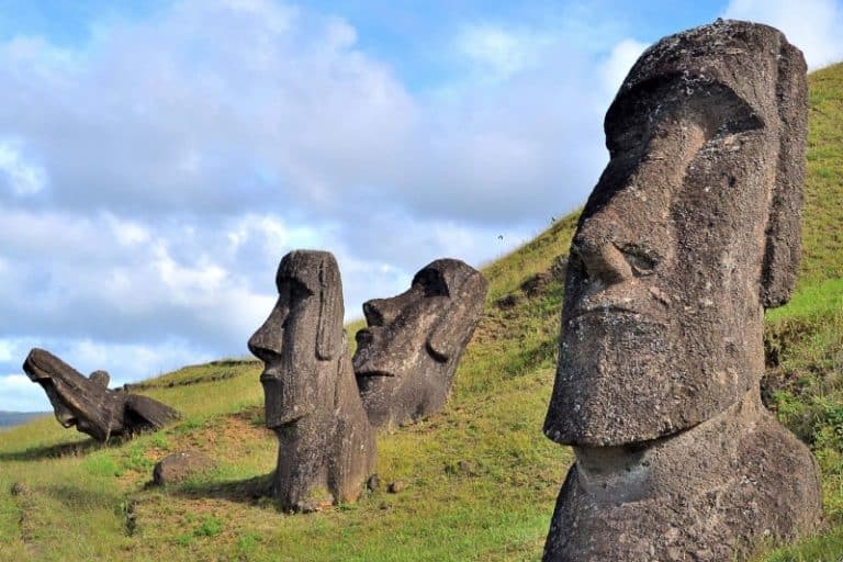 معمای پیکره‌های موآی: آیا غول‌های سنگی ایستر حاصل رقابت قبیله‌ای بودند؟