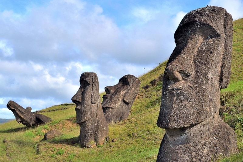 معمای پیکره‌های موآی: آیا غول‌های سنگی ایستر حاصل رقابت قبیله‌ای بودند؟